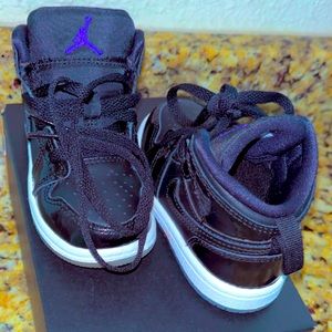 Black Jordan 1 MID SE